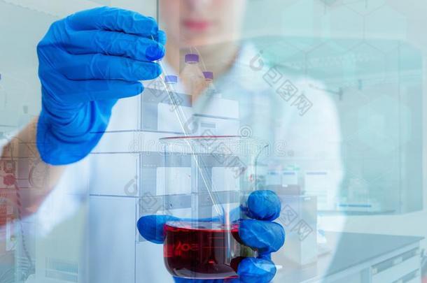 研究科学家移动和混合液体化学的采用高脚杯