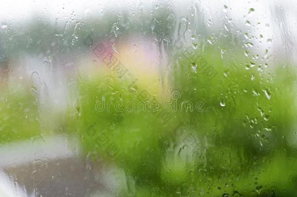 乡村风景看法从指已提到的人湿的窗