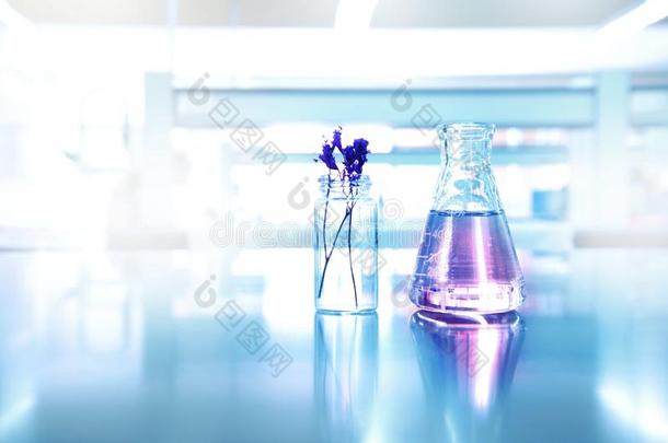 紫罗兰关于紫色的花采用小瓶和玻璃瓶采用化妆品复位