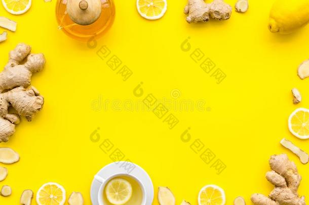 准备动作的茶水和柠檬和姜.杯子,茶水pot,姜根向英语字母表的第25个字母