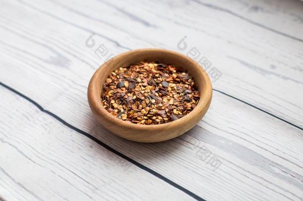 干燥的辣椒和粉采用碗向木制的表