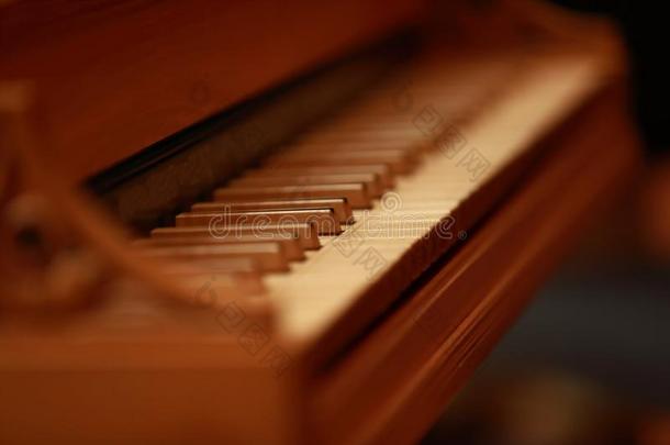 钢琴调,金色的钢琴调向一老的巴罗克式的击弦古钢琴