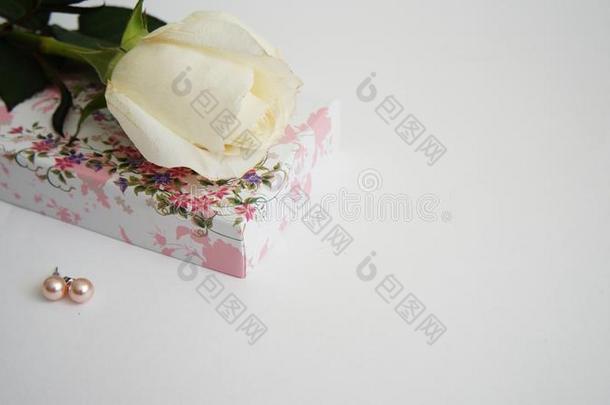 招呼卡片,白色的玫瑰,耳环和首饰盒