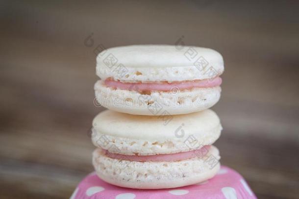 法国的甜饼干马卡龙和草莓乳霜