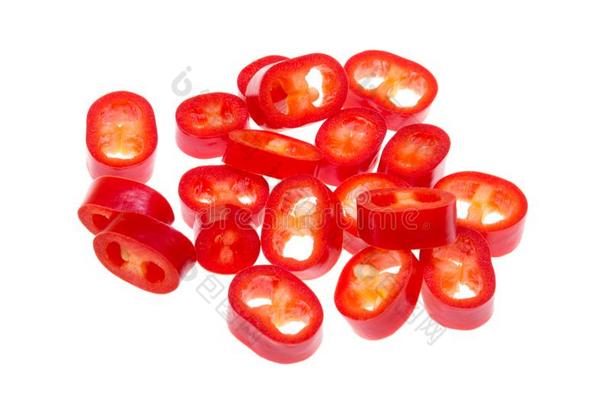 将切开红色的热的红辣椒胡椒粉辣椒属植物向一白色的b一ckground