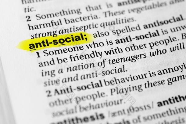 突出的英语单词`反对者社会的`和它的定义采用指已提到的人