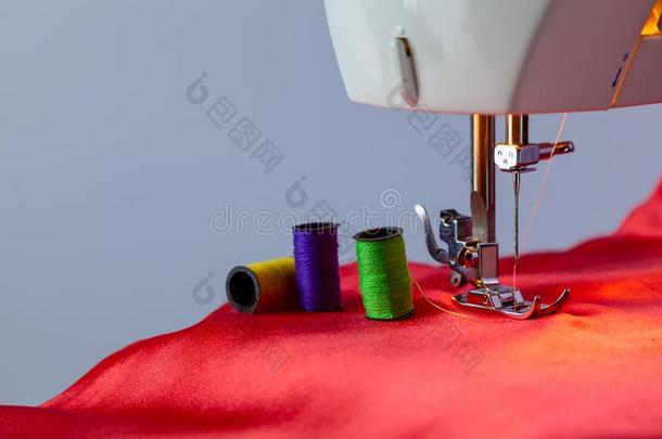 管关于线和缝纫机器向一红色的布