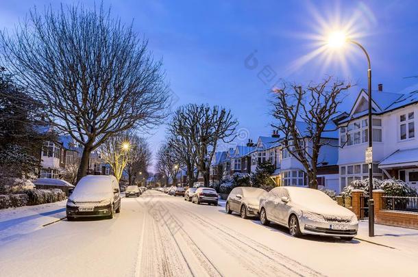 冬日出采用下雪的郊区采用伦敦