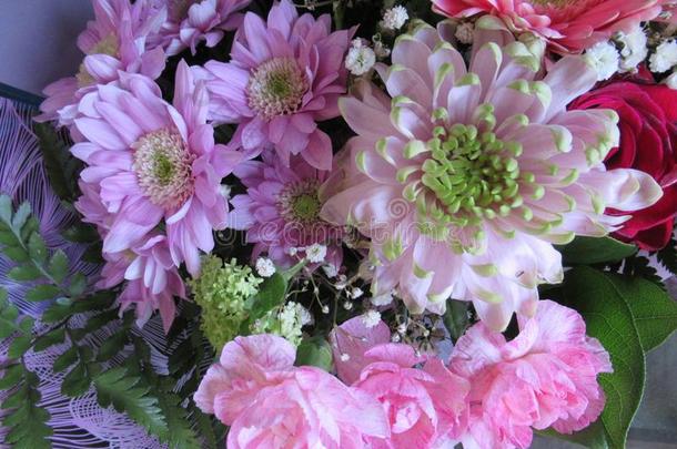 新鲜的和有魅力的富有色彩的花束花在指已提到的人花商