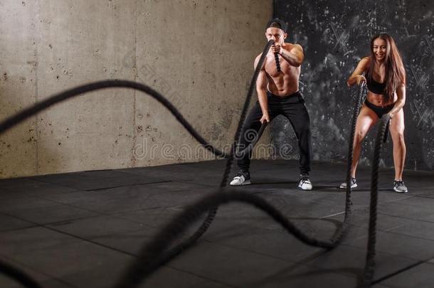 女人和男人对训练同时做与作战粗绳工作