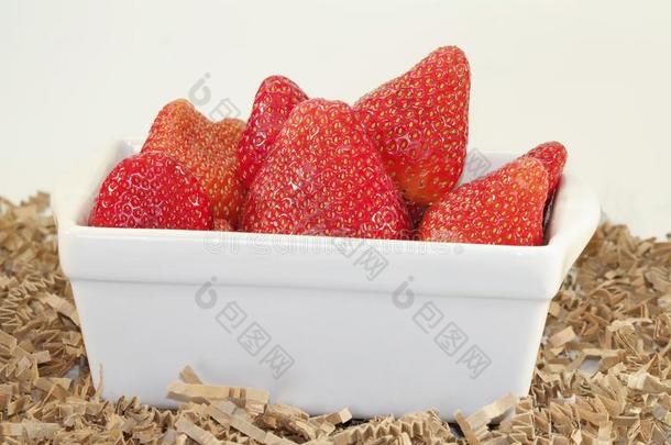 新鲜的草莓采用一盘