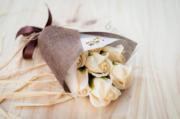乳霜白色的玫瑰花和情人节日赠品和漂亮的东西或人