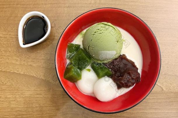 日本人餐后甜食.糯米团绿色的茶水冰乳霜