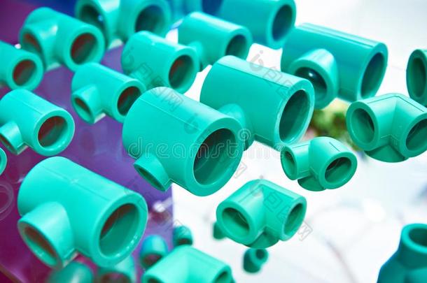 绿色的塑料制品试穿为水管装置采用商店