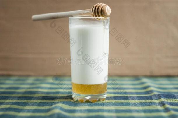 一玻璃关于奶和蜂蜜和木制的勺
