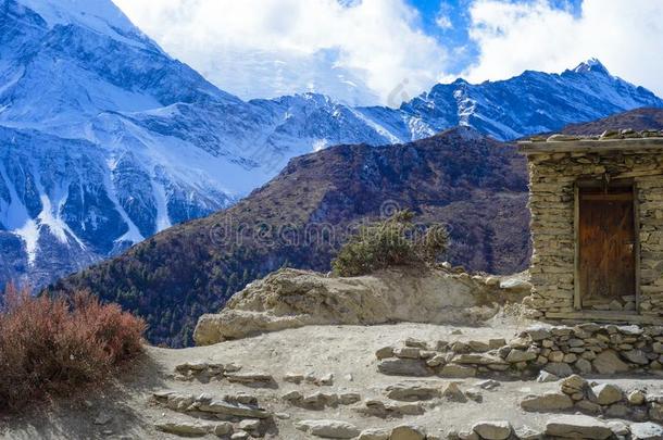 茶水房屋采用指已提到的人喜马拉雅山脉,尼泊尔,曼南地区