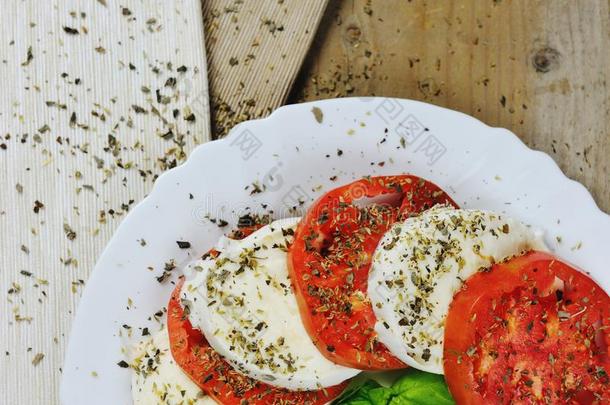 意大利干酪,番茄和罗勒属植物-红白小碟沙拉意大利人食物