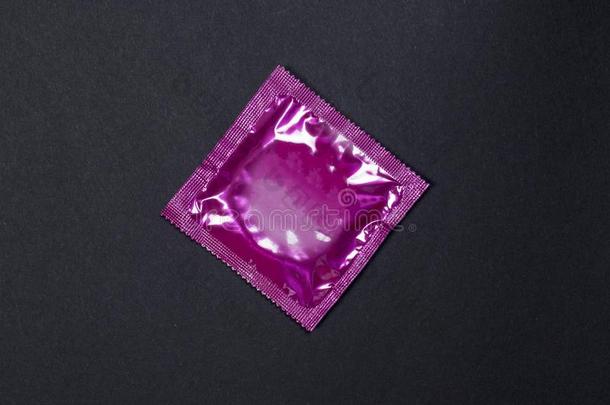 粉红色的<strong>避孕套</strong>采用包装向黑的background粉红色的<strong>避孕套</strong>采用包装