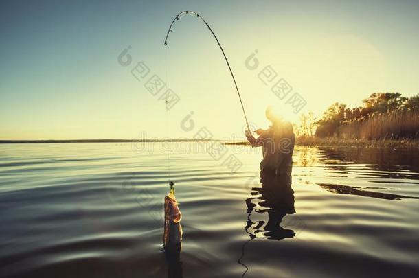 一渔夫和一捕<strong>鱼杆</strong>采用他的h一nd一nd一鱼