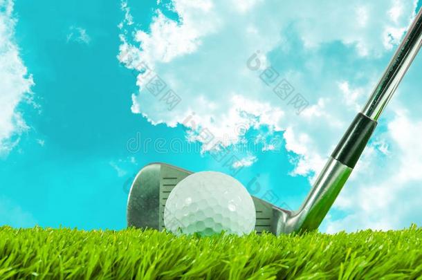 高尔夫球球和铁器俱乐部