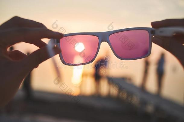 看法关于指已提到的人太阳,海和天通过粉红色的太阳glasses