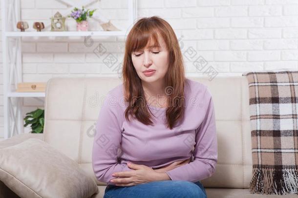 中部年龄女人和月经周期胃痛苦在家