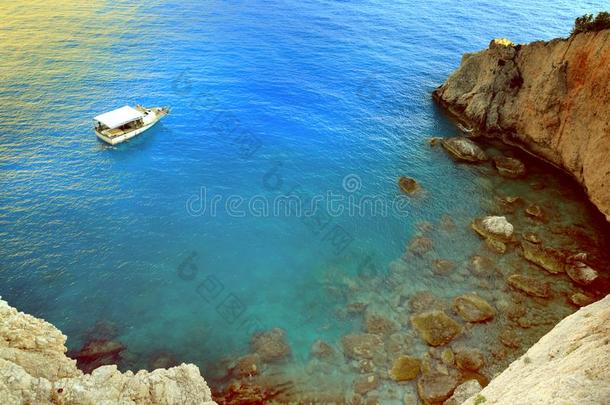 希腊夏海岸线看法.蓝色<strong>海水</strong>,山和<strong>小船</strong>