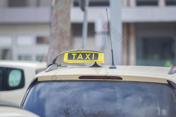 一黄色的出租车符号向一出租车采用指已提到的人城市