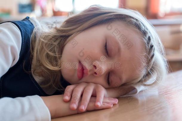 学校女孩睡眠在指已提到的人学校是（be的三单形式睡在指已提到的人书桌.学生