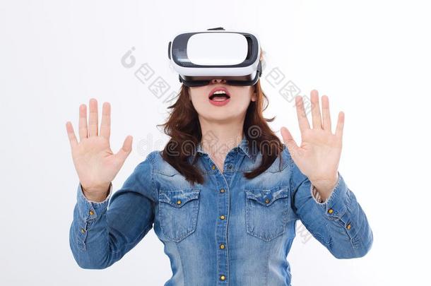 吃惊的高加索人女人有样子的采用一VirtualReality虚拟现实护目镜一ndgestur采用g在旁边