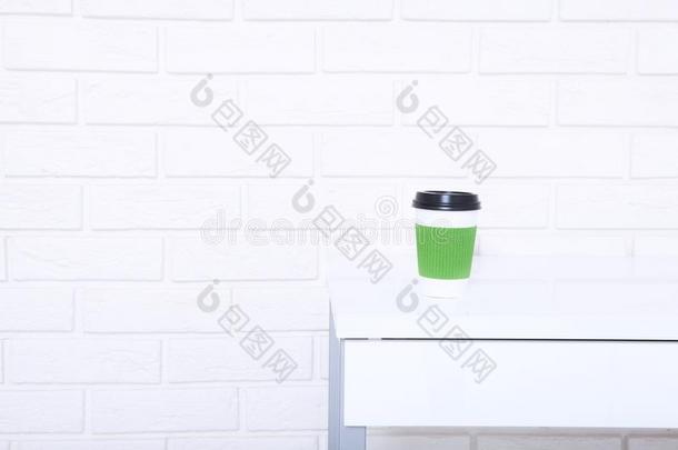 咖啡豆杯子向白色的表采用办公室.精心选择的集中和复制品speciality专业