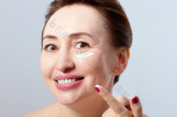女人面容和皱纹和<strong>化妆品</strong>乳霜关在上面.胶原蛋白
