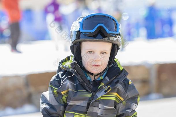 蹒跚行走的人男孩打扮好的温暖地&采用好的安全齿轮准备好的向走滑雪