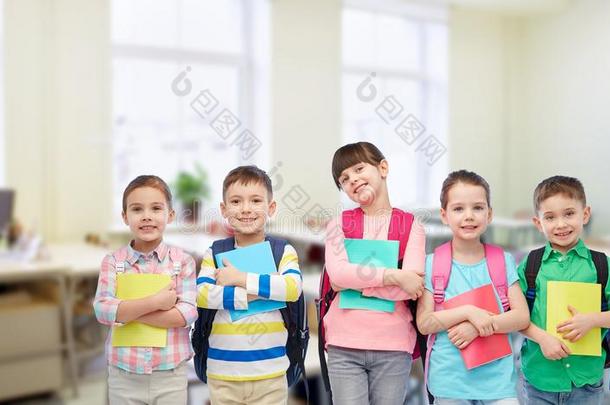 幸福的孩子们和学校袋和笔记簿