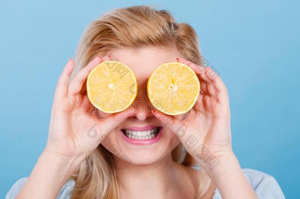 女孩掩蔽物她眼睛和<strong>柠檬</strong>柑橘属果树成果
