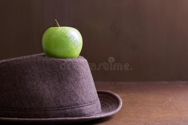<strong>帽子</strong>和绿色的苹果采用指已提到的人房间和指已提到的人光和阴影是（是的三单形式是