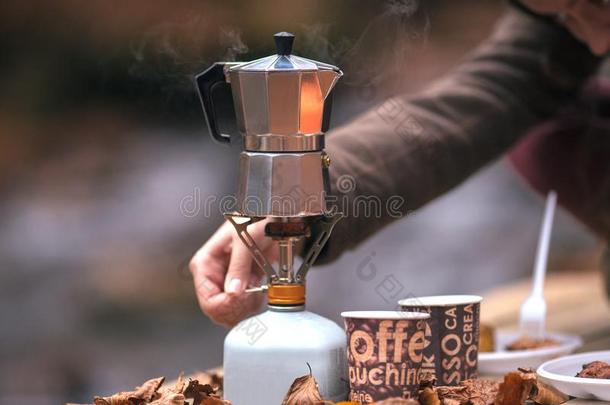 间歇喷泉铝咖啡豆制造者向旅行者气体圆筒