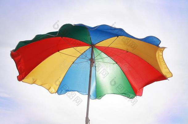 许多-有色的海滩雨伞反对指已提到的人背景关于一光英文字母表的第19个字母