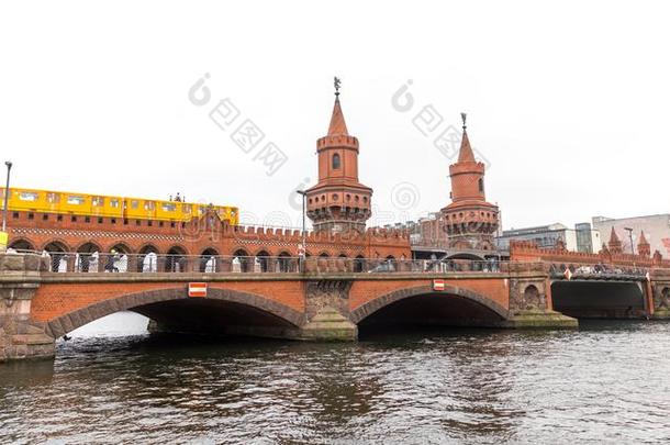 英语字母表的第21个字母-人名<strong>火车经过</strong>的越过奥伯鲍姆桥采用Berl采用,德国