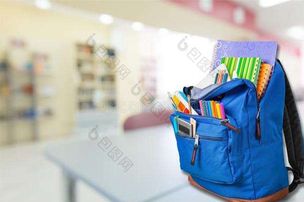 学校背包和文具,关-在上面看法