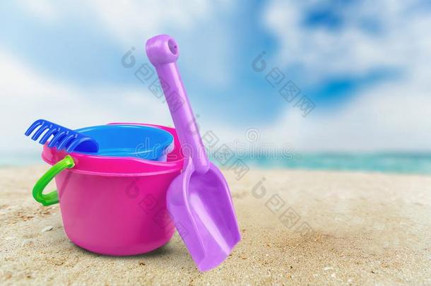 婴儿玩具向海滩沙隔离的向沙
