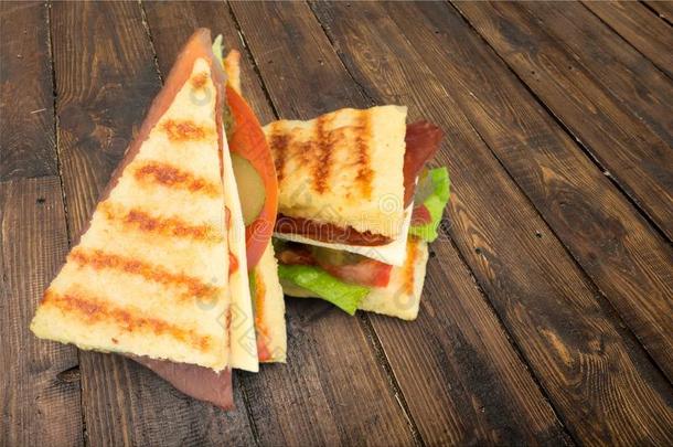烤的一学期关于三明治向木制的表
