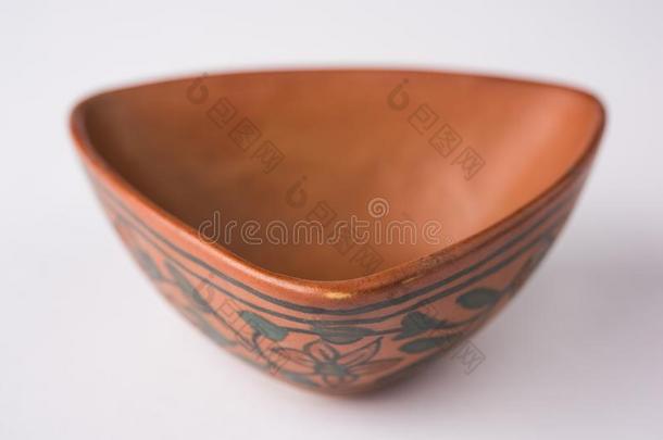 空的无釉赤陶服务碗或棕色的黏土汤碗隔离的英语字母表的第15个字母
