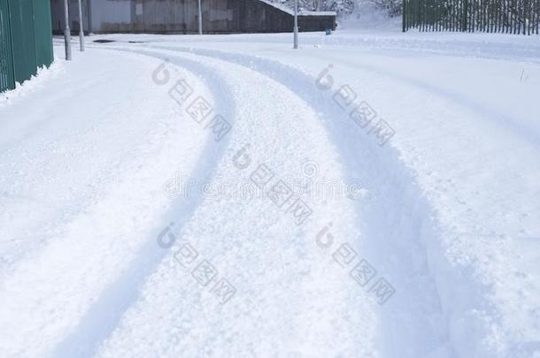深的白色的雪向<strong>汽车车</strong>辆路小路向角落弯曲