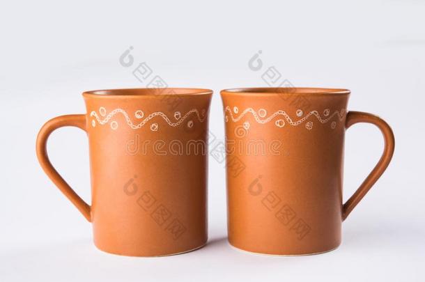 空的无釉赤陶马克杯或棕色的黏土咖啡豆杯子或罐子或喝饮料