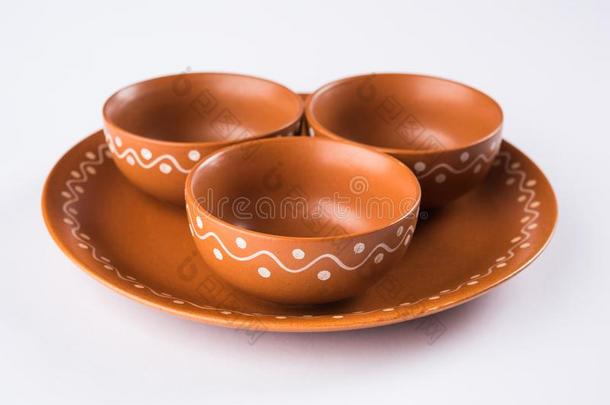 空的无釉赤陶服务碗或棕色的黏土汤碗隔离的英语字母表的第15个字母