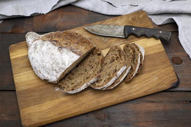 刨切的面包和吉卜赛绅士面粉面粉向一棕色的木制的bo一rd