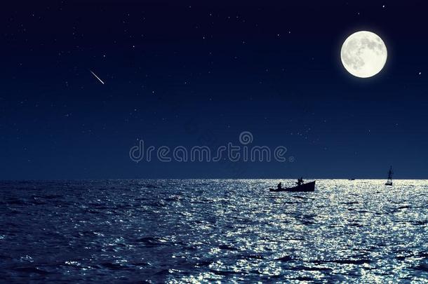 风景优美的看法关于小的捕鱼<strong>小船</strong>采用镇定的<strong>海水</strong>在夜和