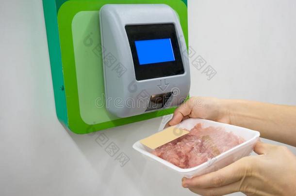 顾客手扫描条形码关于食物在下面价格扫描器马基