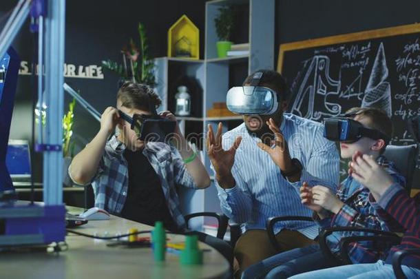 男人和学生学习VirtualReality虚拟现实科技